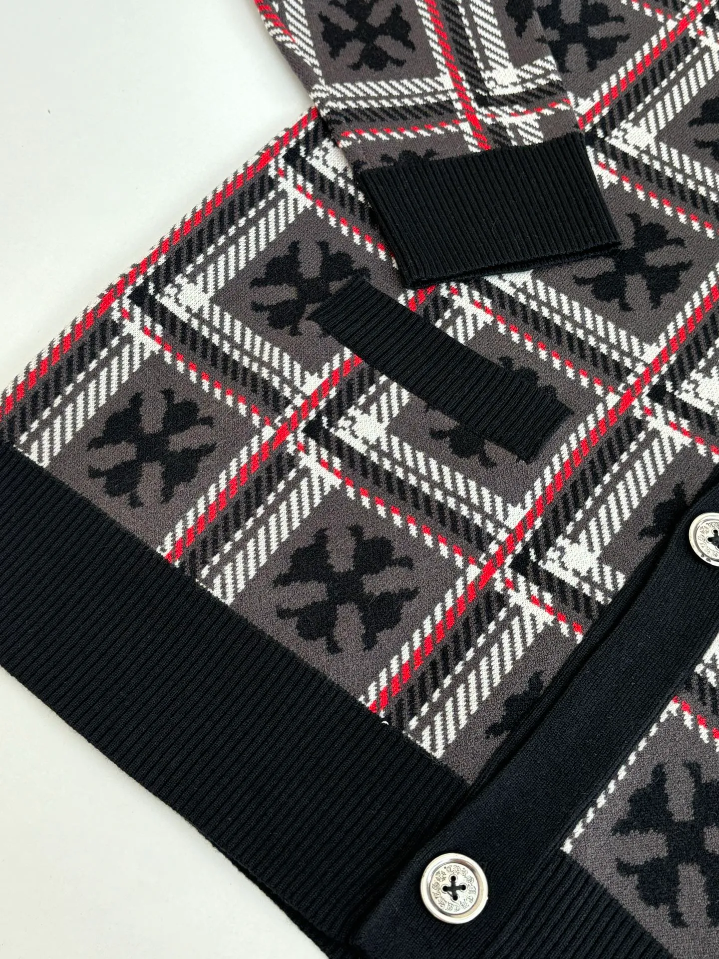 P610 Chrome Heart*/Chrome Heart 25SS cashmere plaid cardigan sweater. Knitted with Stor imported from Germany. The leather tag is cut and cut with genuine sheepskin engraving. Open-mold genuine antique silver hardware is aged and oxidized. Size: S/M/L